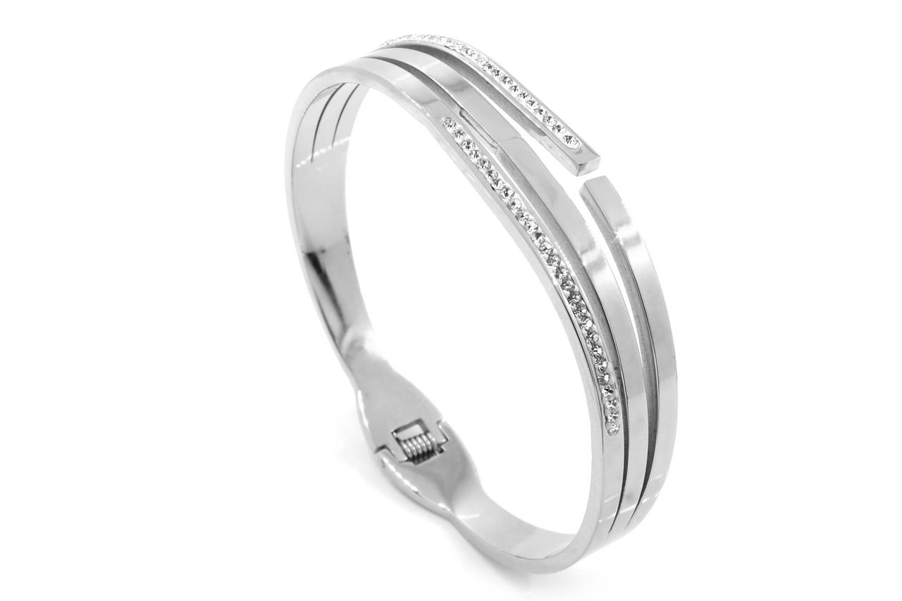 MadamAdamas har sølvarmbånd og halskæder