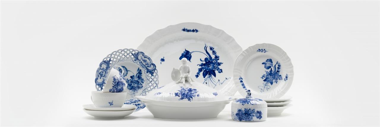 Dæk spisebordet med blå blomst svejfet